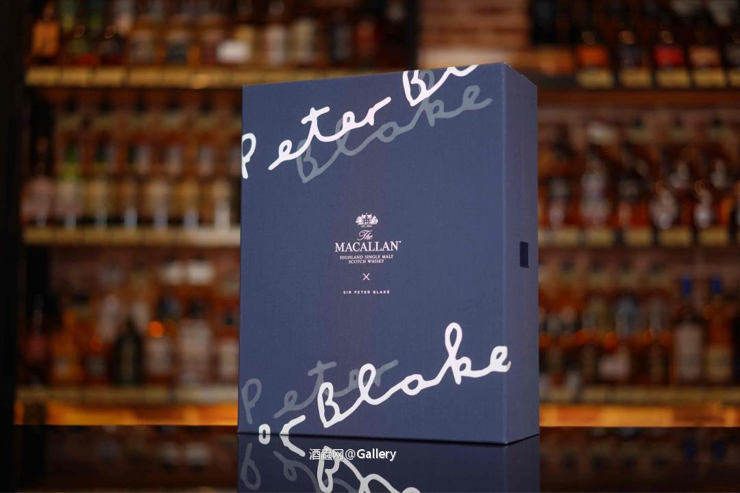 Sir Peter Blake 白色那卷拉開便是整幅畫的剪輯 挺有趣的一款～ 大師都88歲了應該也是嘔心瀝血之作了