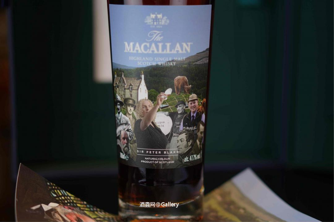 Sir Peter Blake 白色那卷拉開便是整幅畫的剪輯 挺有趣的一款～ 大師都88歲了應該也是嘔心瀝血之作了