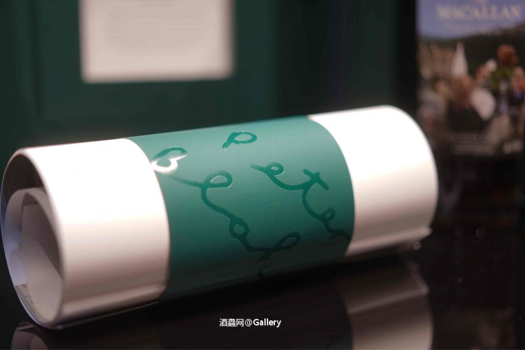 Sir Peter Blake 白色那卷拉開便是整幅畫的剪輯 挺有趣的一款～ 大師都88歲了應該也是嘔心瀝血之作了