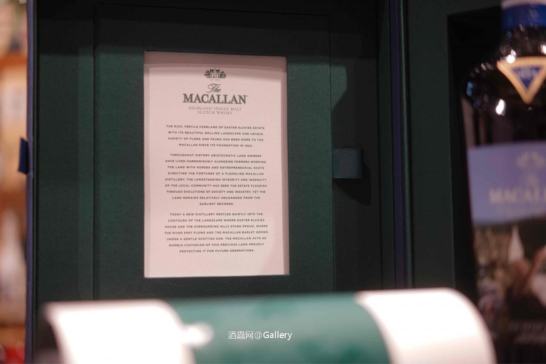 Sir Peter Blake 白色那卷拉開便是整幅畫的剪輯 挺有趣的一款～ 大師都88歲了應該也是嘔心瀝血之作了