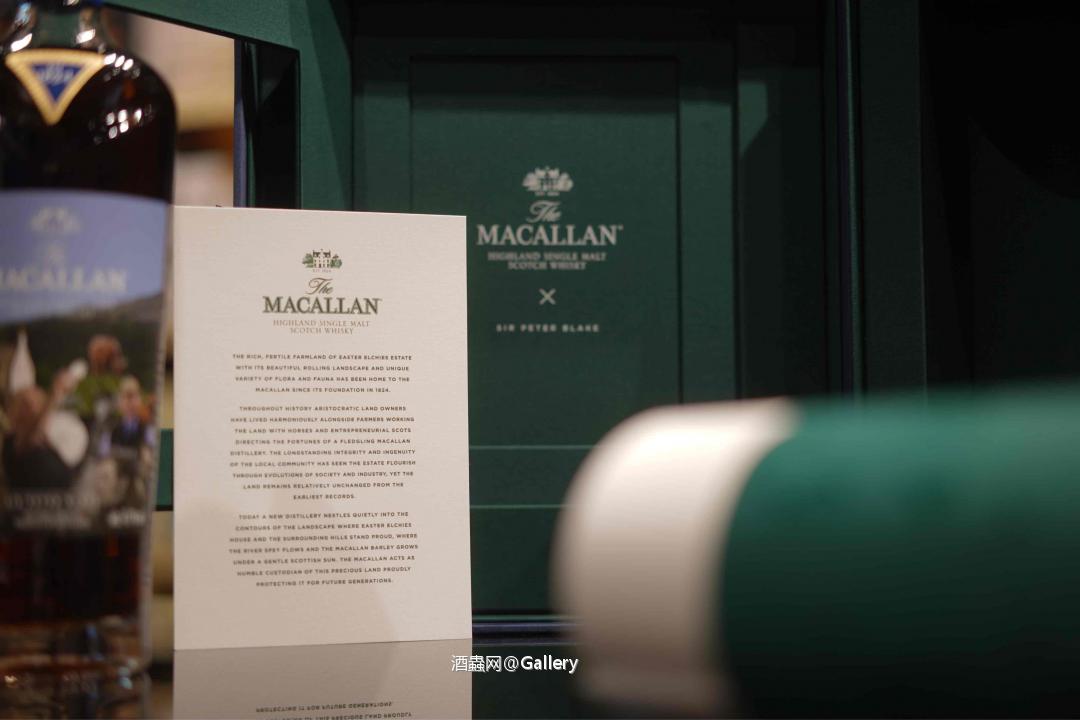 Sir Peter Blake 白色那卷拉開便是整幅畫的剪輯 挺有趣的一款～ 大師都88歲了應該也是嘔心瀝血之作了