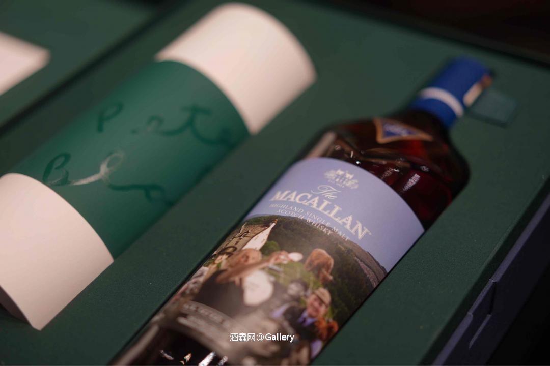 Sir Peter Blake 白色那卷拉開便是整幅畫的剪輯 挺有趣的一款～ 大師都88歲了應該也是嘔心瀝血之作了