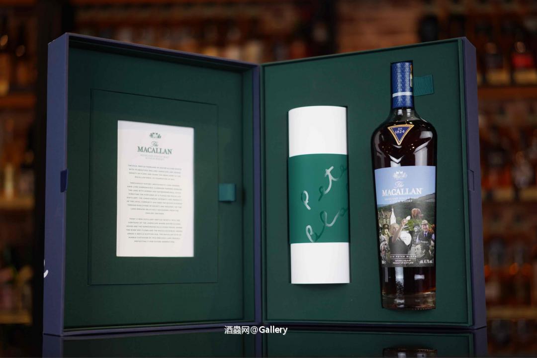 Sir Peter Blake 白色那卷拉開便是整幅畫的剪輯 挺有趣的一款～ 大師都88歲了應該也是嘔心瀝血之作了