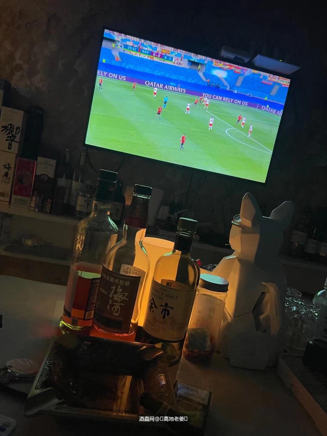 凌晨回家继续开酒,看完球赛天微亮了。