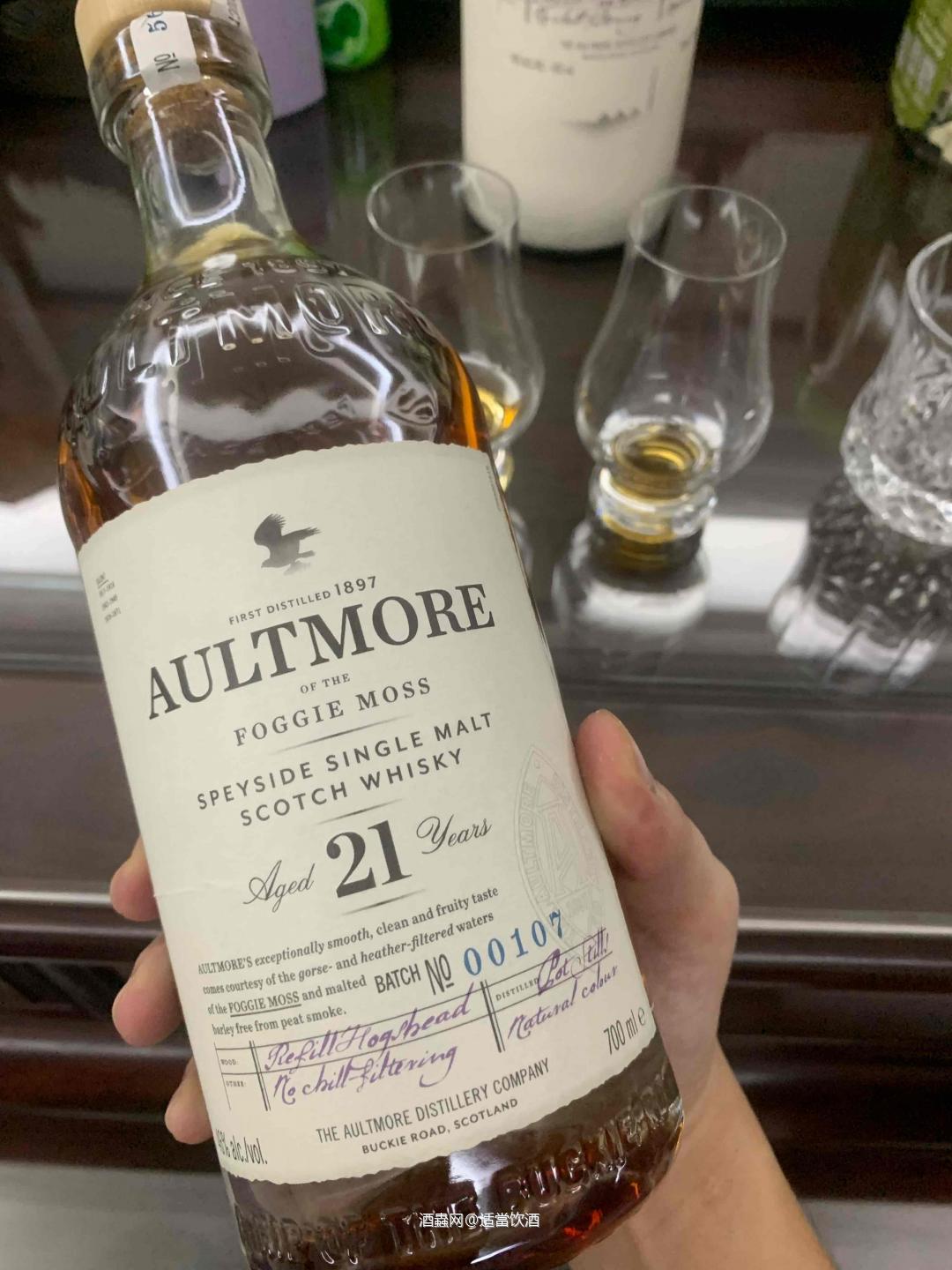 闻香:淡淡的花香以及青草的香气，巧克力香味品味:入口饱满…