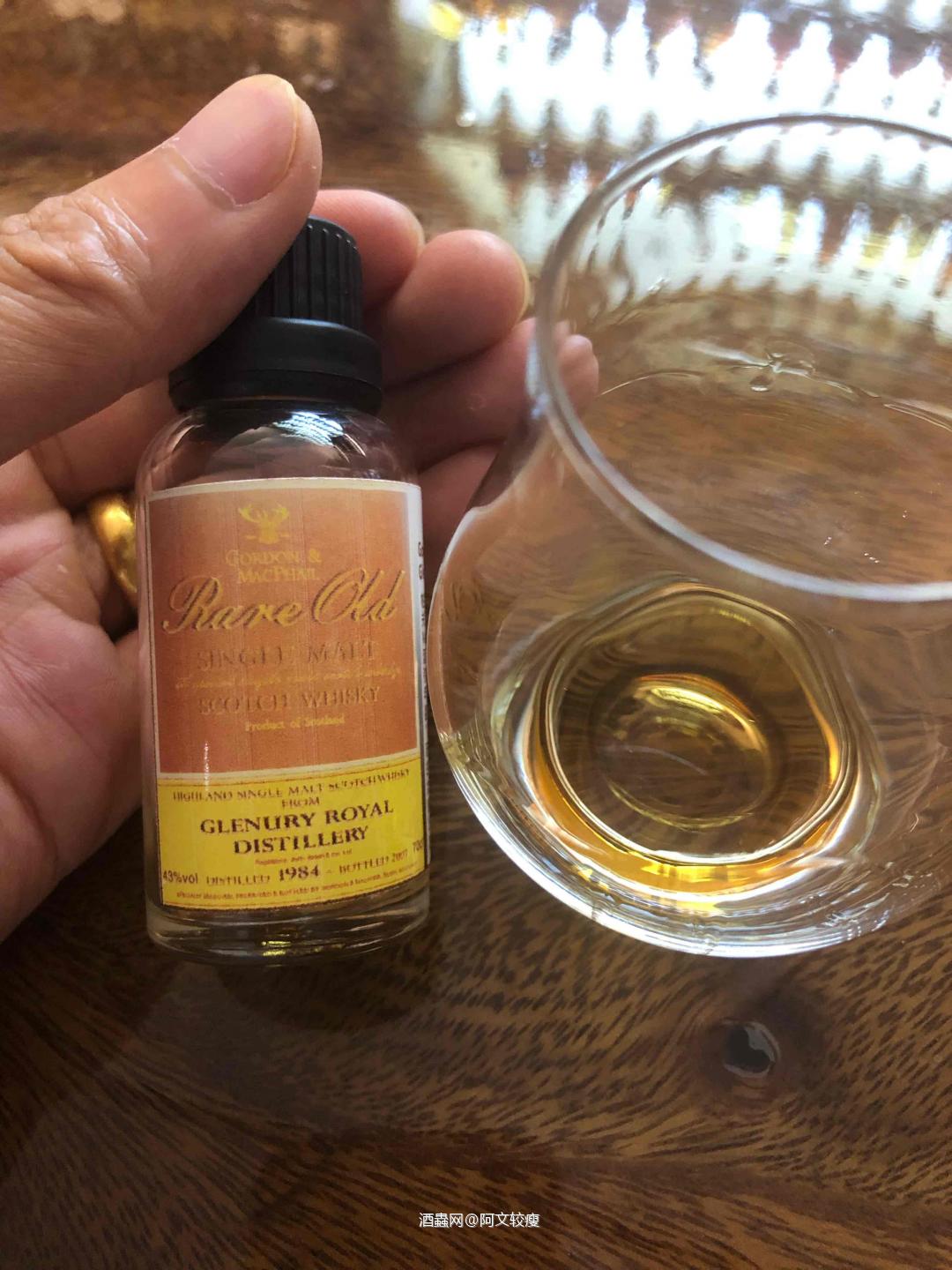 酒体清澈，琥珀色，43%<p class='p'/>闻香：烟熏、青草、咸话梅、茴香、木…