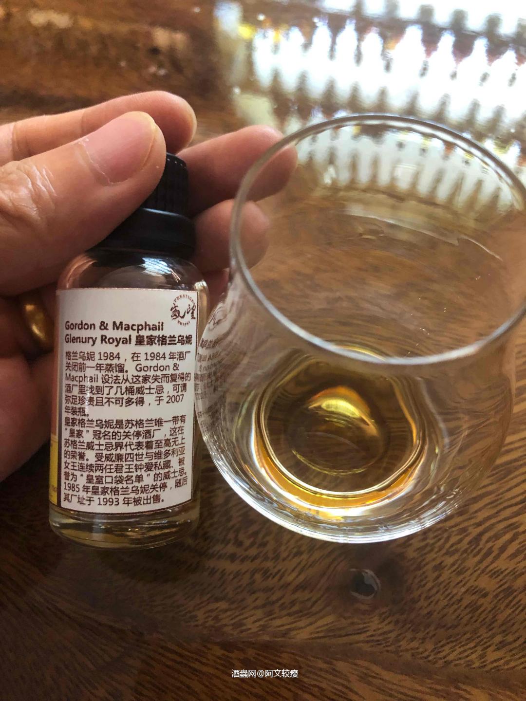 酒体清澈，琥珀色，43%<p class='p'/>闻香：烟熏、青草、咸话梅、茴香、木…