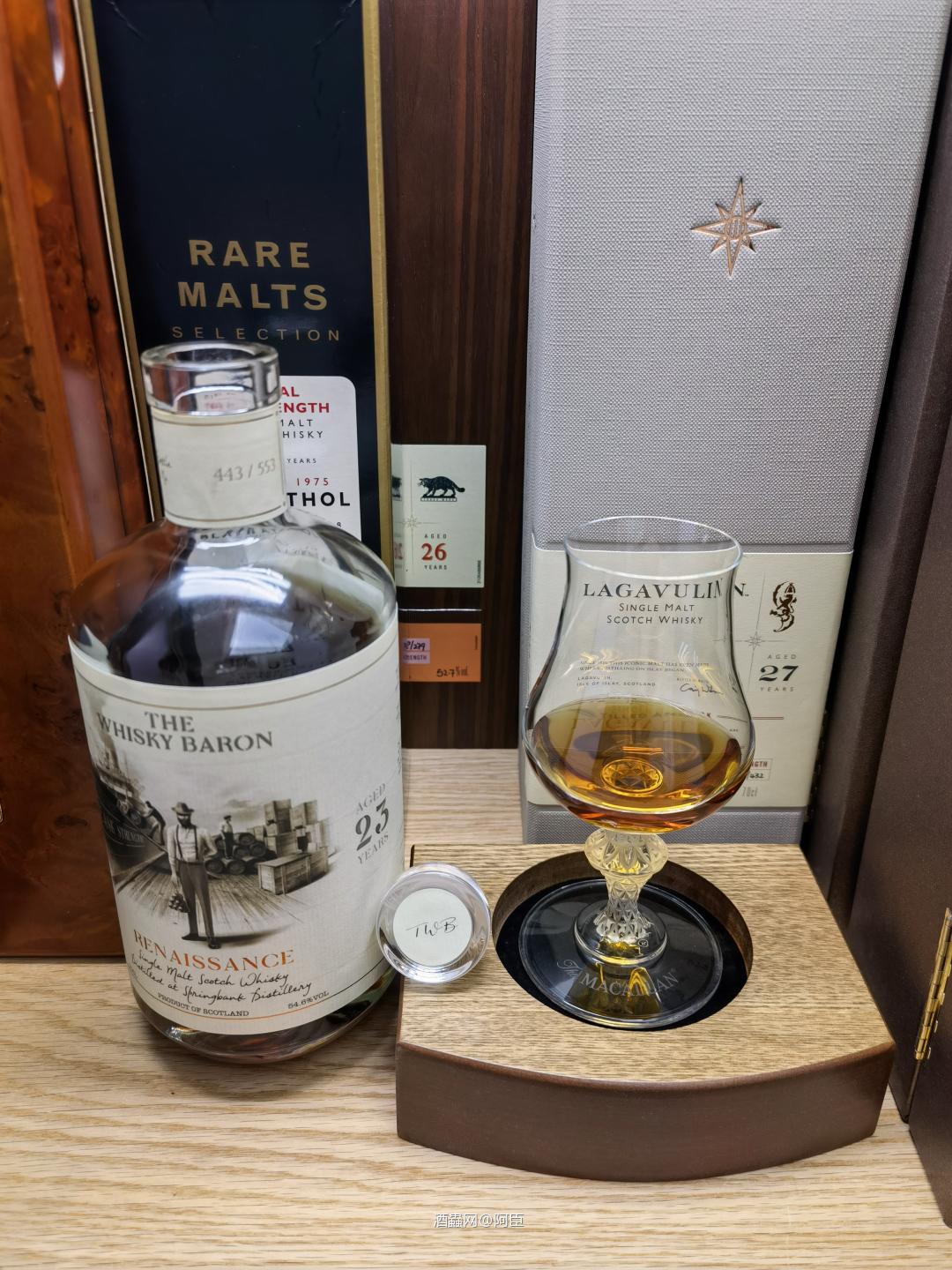 喜欢的酒，一支永远是不够的！ 云顶男爵23年，诱人的酱油色，酒体丰富有深度，但酒精感掩饰的很好，油脂感，蜡质感，乌梅，核桃，还有独特的香味，那种味道有点难以形容，但是很喜欢