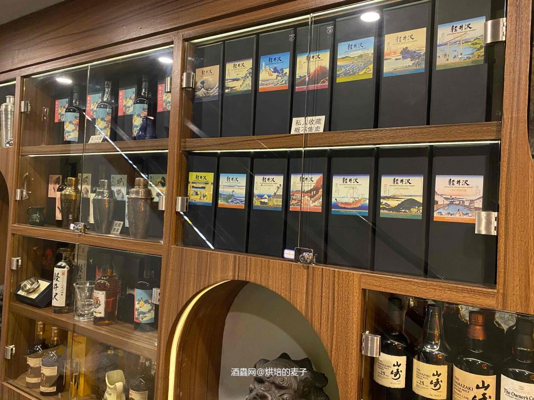 这么久了，还是该发发酒吧的照片吧<img src='https://sdata.whiskyworm.com/xcxpics/emoji_21.png' class='emoji' /><img src='https://sdata.whiskyworm.com/xcxpics/emoji_21.png' class='emoji' /> 好歹放进来这么多玩意