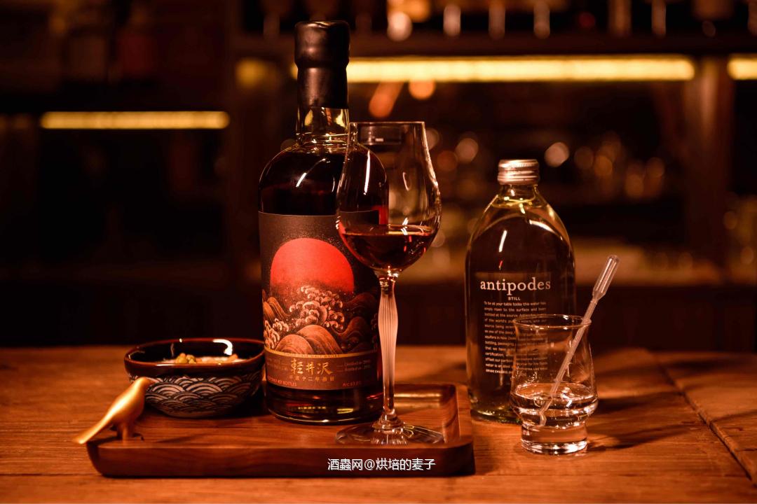 这么久了，还是该发发酒吧的照片吧<img src='https://sdata.whiskyworm.com/xcxpics/emoji_21.png' class='emoji' /><img src='https://sdata.whiskyworm.com/xcxpics/emoji_21.png' class='emoji' /> 好歹放进来这么多玩意