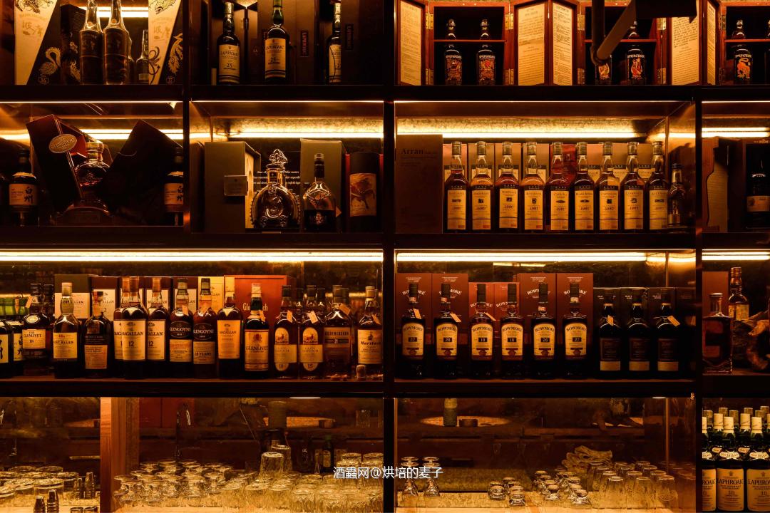 这么久了，还是该发发酒吧的照片吧<img src='https://sdata.whiskyworm.com/xcxpics/emoji_21.png' class='emoji' /><img src='https://sdata.whiskyworm.com/xcxpics/emoji_21.png' class='emoji' /> 好歹放进来这么多玩意