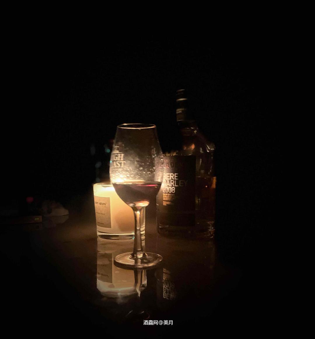 遇到对的人，是一种气质的相投，非表面的相称，而是一种内在精神的共鸣，如滴入水中的墨汁，有各自的姿态和流向，但最终彼此融合。