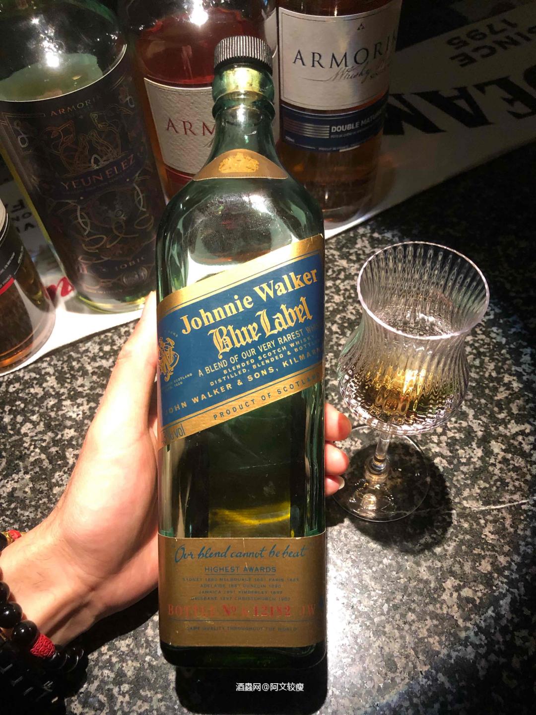 酒体清澈，暗金色，43%<p class='p'/>闻香：烟熏、苦杏仁、椰奶、烤榛子、…