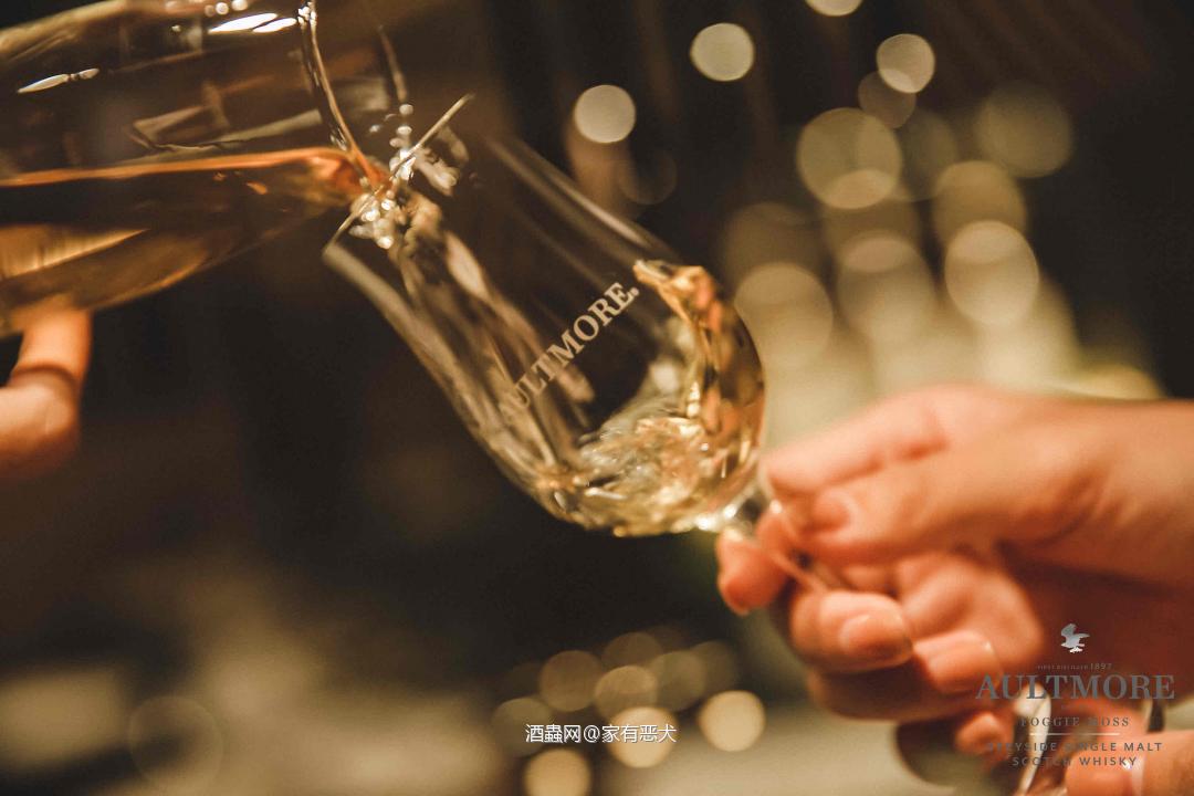 欧摩30年<p class='p'/>颜色:深酱油雪莉<p class='p'/>香气:一开始展现出些许谷物麦片…