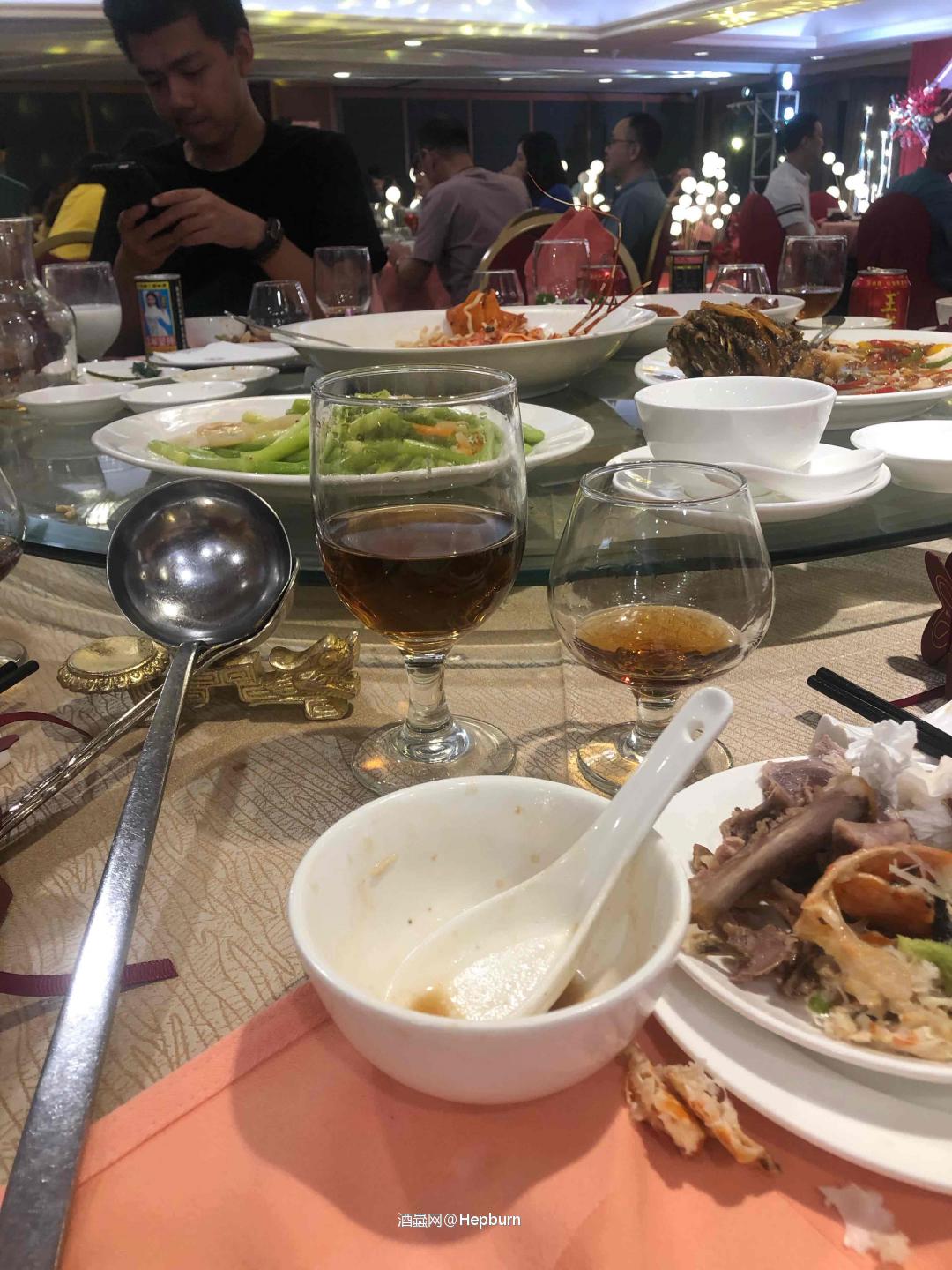 龙卷风席卷停车场