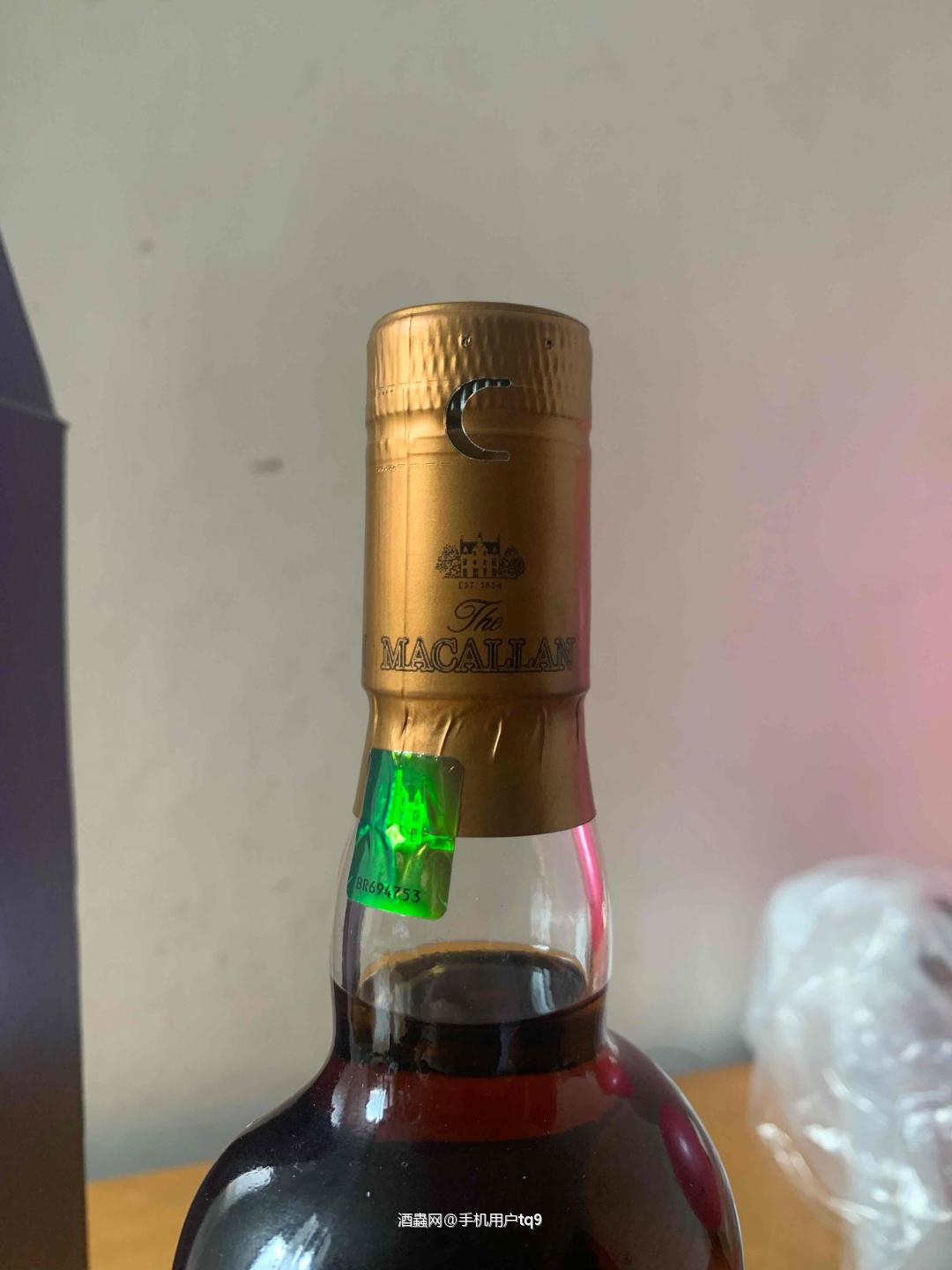 机缘巧合拿了瓶酒 有没有大神帮忙鉴定一下 谢谢啦