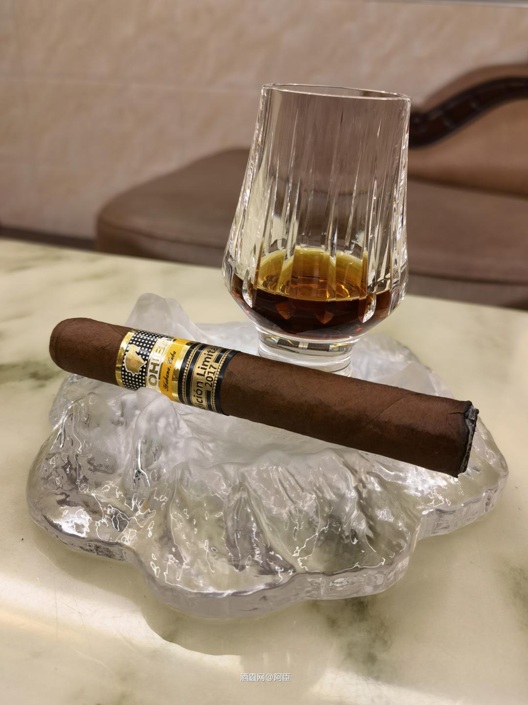 男人的快乐就是如此简单，一杯小酒，一支雪茄！