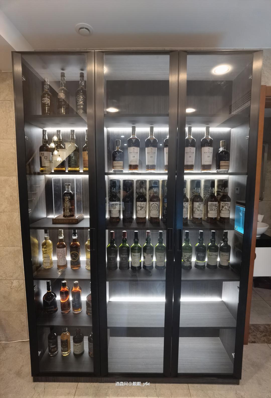 新的酒柜，没摆完，待续<img src='https://sdata.whiskyworm.com/xcxpics/emoji_21.png' class='emoji' /><img src='https://sdata.whiskyworm.com/xcxpics/emoji_21.png' class='emoji' />