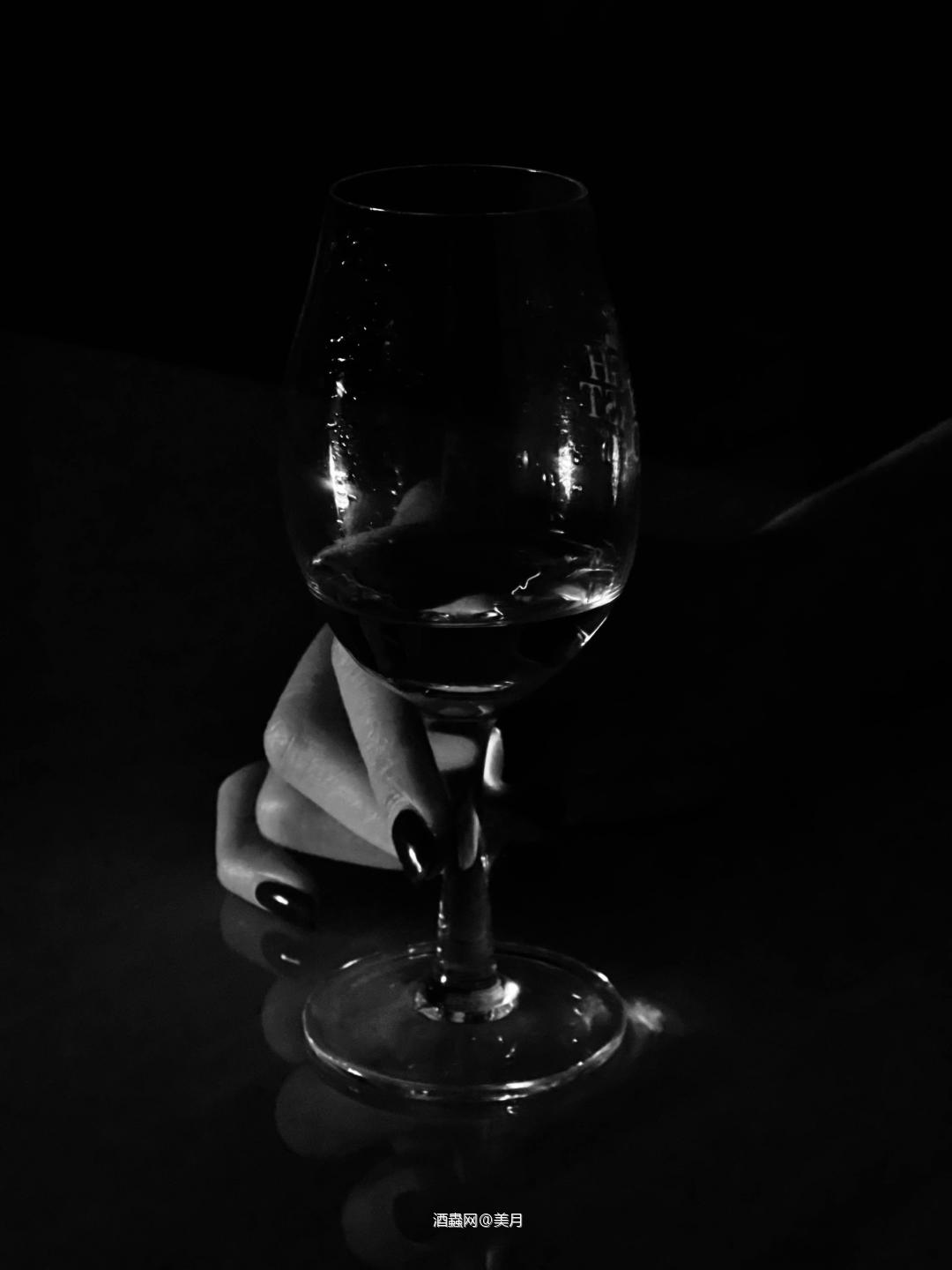 只要我默默递出酒杯、你接过静静送入喉咙即可