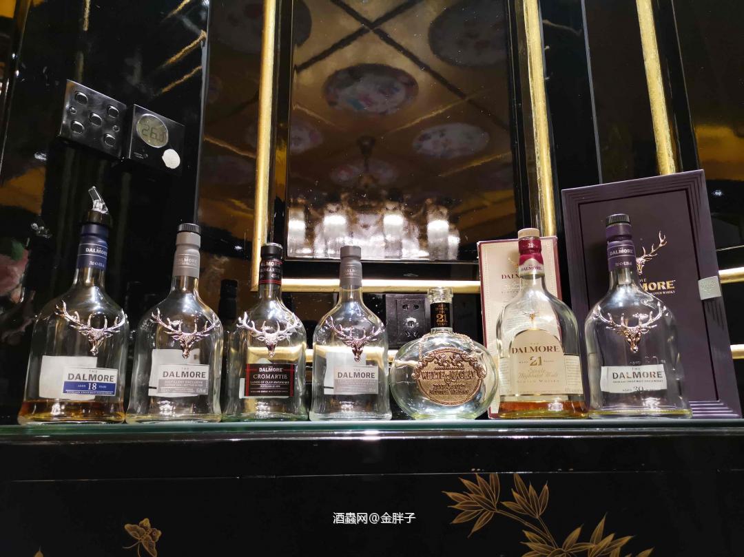 酩家大摩私享局 喝了大摩的两只DE，分别是2020限量（2006-2020马萨拉加强葡萄酒桶） 2018限量（1999-2018Px雪莉finished） 土地限量版，怀特马凯80年代调和，大摩21年（装瓶于1990年代，原酒蒸馏于70年代。印刷鹿头标） 特别感谢Kenny wang出席，带来醇厚甜美的大摩30年2021年限量。 感谢家铭出席以及 好朋友们<img src='https://sdata.whiskyworm.com/xcxpics/emoji_14.png' class='emoji' />