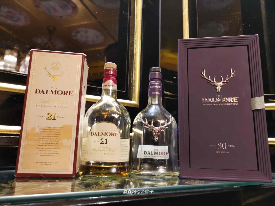 酩家大摩私享局 喝了大摩的两只DE，分别是2020限量（2006-2020马萨拉加强葡萄酒桶） 2018限量（1999-2018Px雪莉finished） 土地限量版，怀特马凯80年代调和，大摩21年（装瓶于1990年代，原酒蒸馏于70年代。印刷鹿头标） 特别感谢Kenny wang出席，带来醇厚甜美的大摩30年2021年限量。 感谢家铭出席以及 好朋友们<img src='https://sdata.whiskyworm.com/xcxpics/emoji_14.png' class='emoji' />