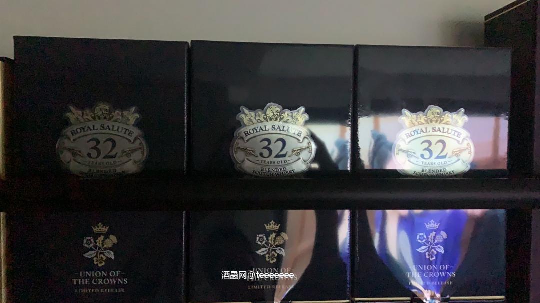 世上最低成本30年，注意，单一麦芽！ 必须拿下，平民价格，高端享受。 买不了吃亏买不了上当。 顿时架子上的高性价比礼炮32一点不香了。