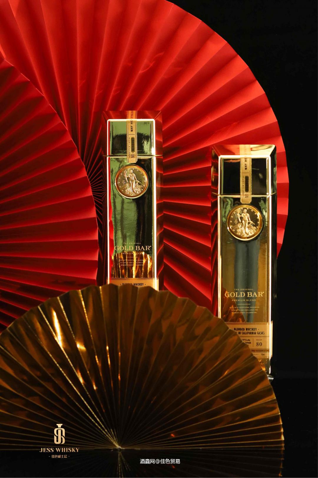 2022年新春好礼，先来一款暴富威士忌～ 这是一款长得像金砖的美国波本谷物威士忌——金砖威士忌。从美国进口，身负幸运女神的暴富祝愿：“愿她的光芒揭示你的财富之路”，自带黄金光环！ 浓浓的甜味香气，只要一打开瓶盖，香气立即会散发到房子的各个角落，喝到嘴里感觉犹如丝绸般滑顺，充满贵气的金黄色酒液，喝过的人都说好。 金黄色的酒液，散发着烧焦的糖、蜜糖的谷物等果园新鲜水果的气息，略带红色浆果炸裂爆发出的香