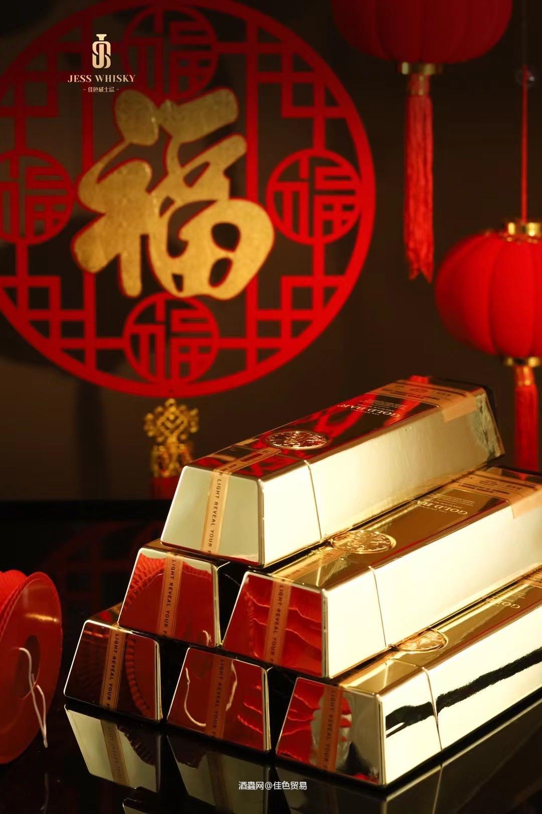 2022年新春好礼，先来一款暴富威士忌～ 这是一款长得像金砖的美国波本谷物威士忌——金砖威士忌。从美国进口，身负幸运女神的暴富祝愿：“愿她的光芒揭示你的财富之路”，自带黄金光环！ 浓浓的甜味香气，只要一打开瓶盖，香气立即会散发到房子的各个角落，喝到嘴里感觉犹如丝绸般滑顺，充满贵气的金黄色酒液，喝过的人都说好。 金黄色的酒液，散发着烧焦的糖、蜜糖的谷物等果园新鲜水果的气息，略带红色浆果炸裂爆发出的香
