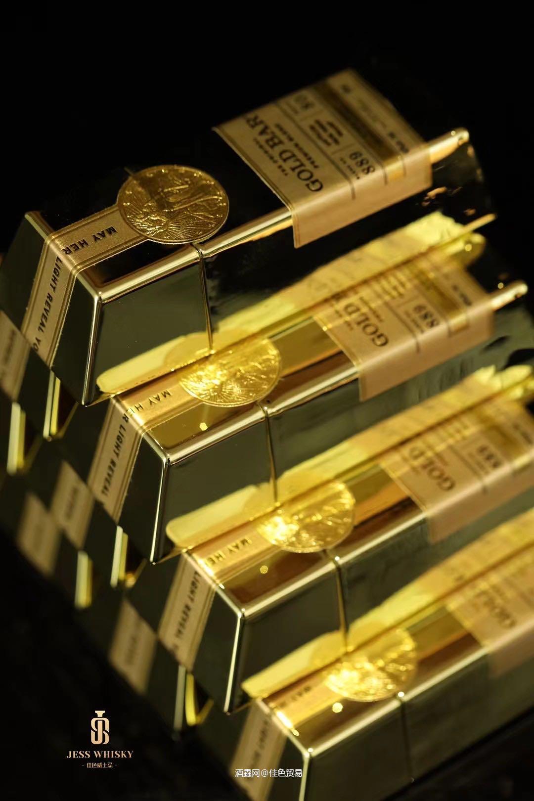 2022年新春好礼，先来一款暴富威士忌～ 这是一款长得像金砖的美国波本谷物威士忌——金砖威士忌。从美国进口，身负幸运女神的暴富祝愿：“愿她的光芒揭示你的财富之路”，自带黄金光环！ 浓浓的甜味香气，只要一打开瓶盖，香气立即会散发到房子的各个角落，喝到嘴里感觉犹如丝绸般滑顺，充满贵气的金黄色酒液，喝过的人都说好。 金黄色的酒液，散发着烧焦的糖、蜜糖的谷物等果园新鲜水果的气息，略带红色浆果炸裂爆发出的香