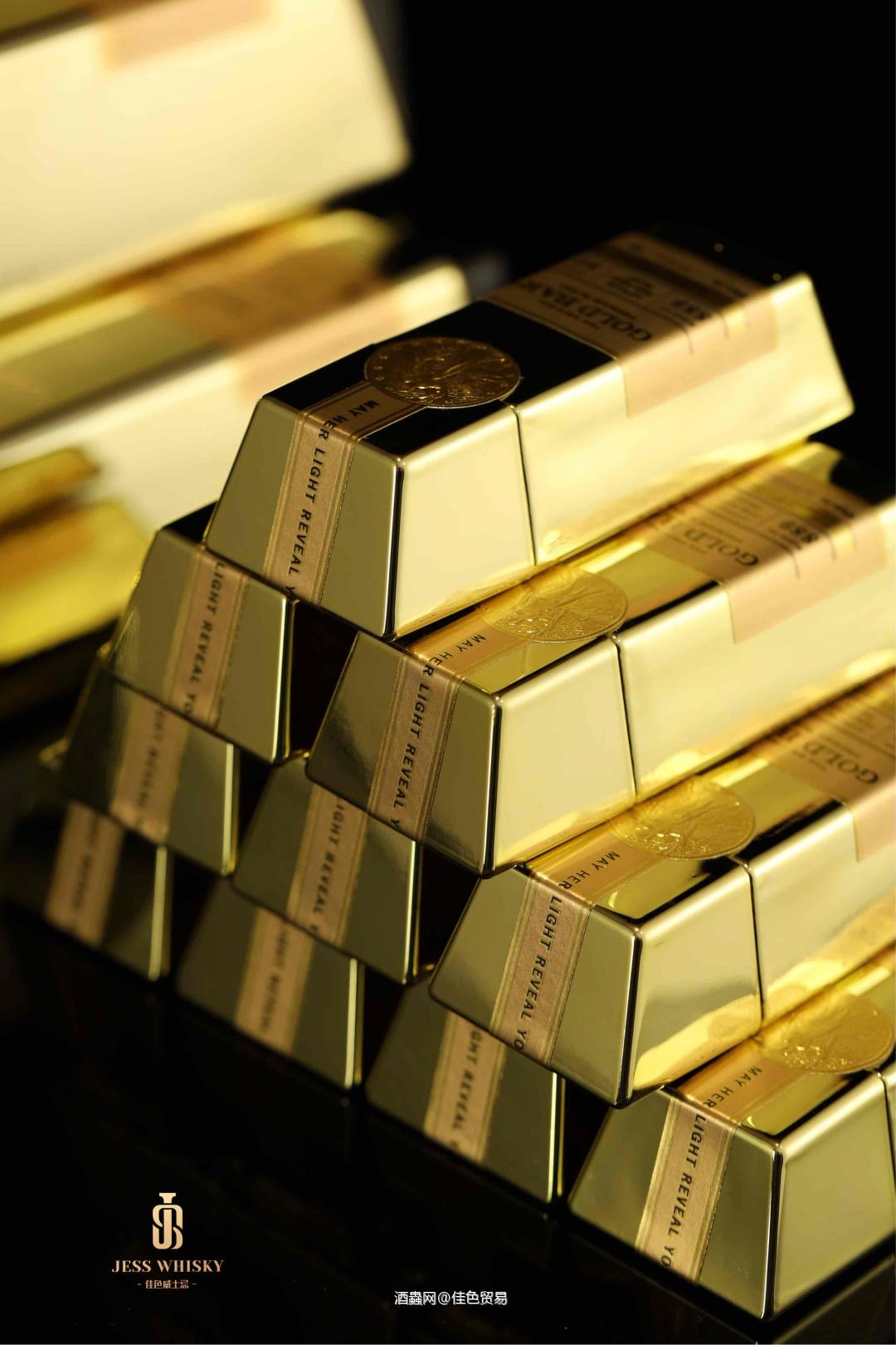 2022年新春好礼，先来一款暴富威士忌～ 这是一款长得像金砖的美国波本谷物威士忌——金砖威士忌。从美国进口，身负幸运女神的暴富祝愿：“愿她的光芒揭示你的财富之路”，自带黄金光环！ 浓浓的甜味香气，只要一打开瓶盖，香气立即会散发到房子的各个角落，喝到嘴里感觉犹如丝绸般滑顺，充满贵气的金黄色酒液，喝过的人都说好。 金黄色的酒液，散发着烧焦的糖、蜜糖的谷物等果园新鲜水果的气息，略带红色浆果炸裂爆发出的香