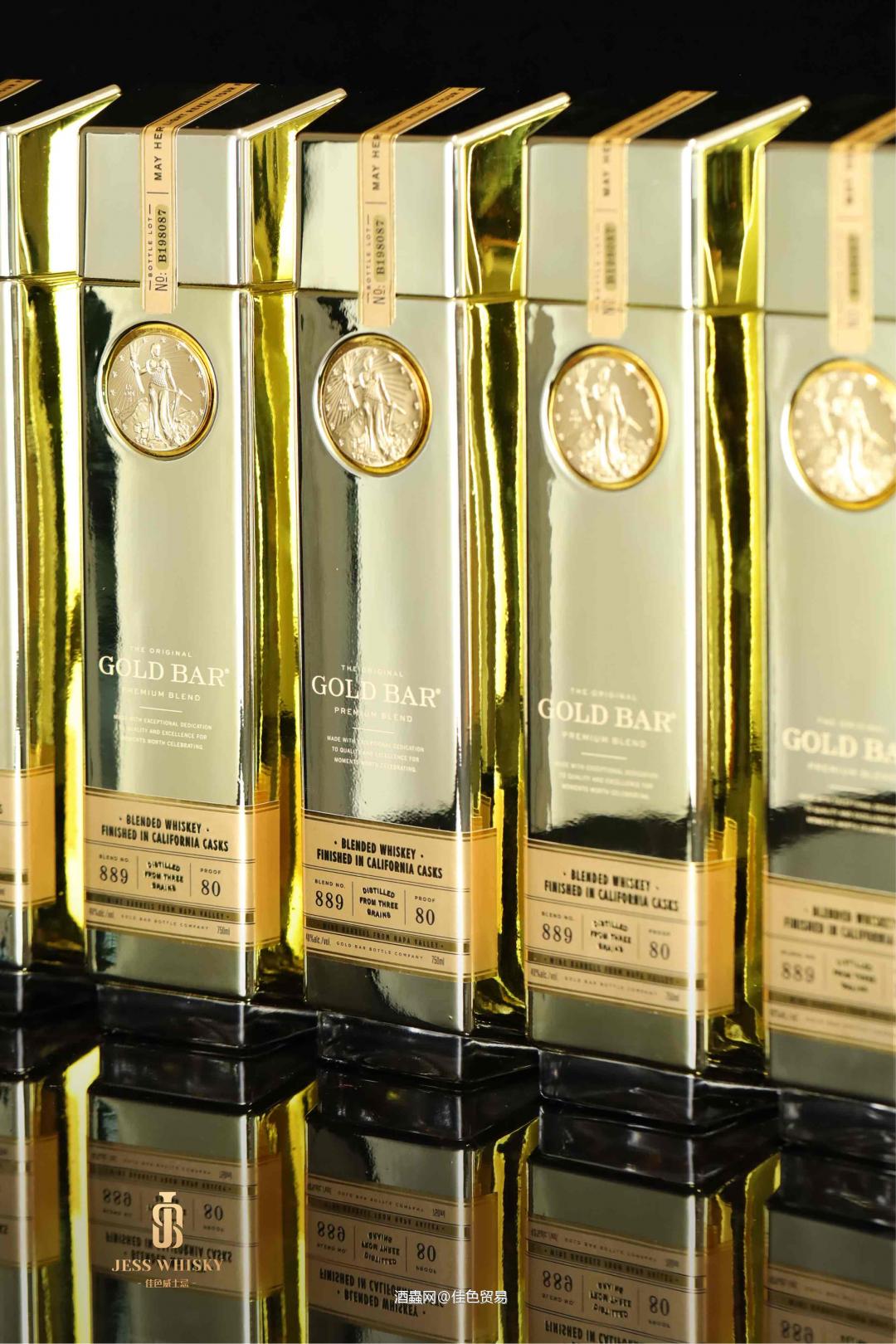 2022年新春好礼，先来一款暴富威士忌～ 这是一款长得像金砖的美国波本谷物威士忌——金砖威士忌。从美国进口，身负幸运女神的暴富祝愿：“愿她的光芒揭示你的财富之路”，自带黄金光环！ 浓浓的甜味香气，只要一打开瓶盖，香气立即会散发到房子的各个角落，喝到嘴里感觉犹如丝绸般滑顺，充满贵气的金黄色酒液，喝过的人都说好。 金黄色的酒液，散发着烧焦的糖、蜜糖的谷物等果园新鲜水果的气息，略带红色浆果炸裂爆发出的香