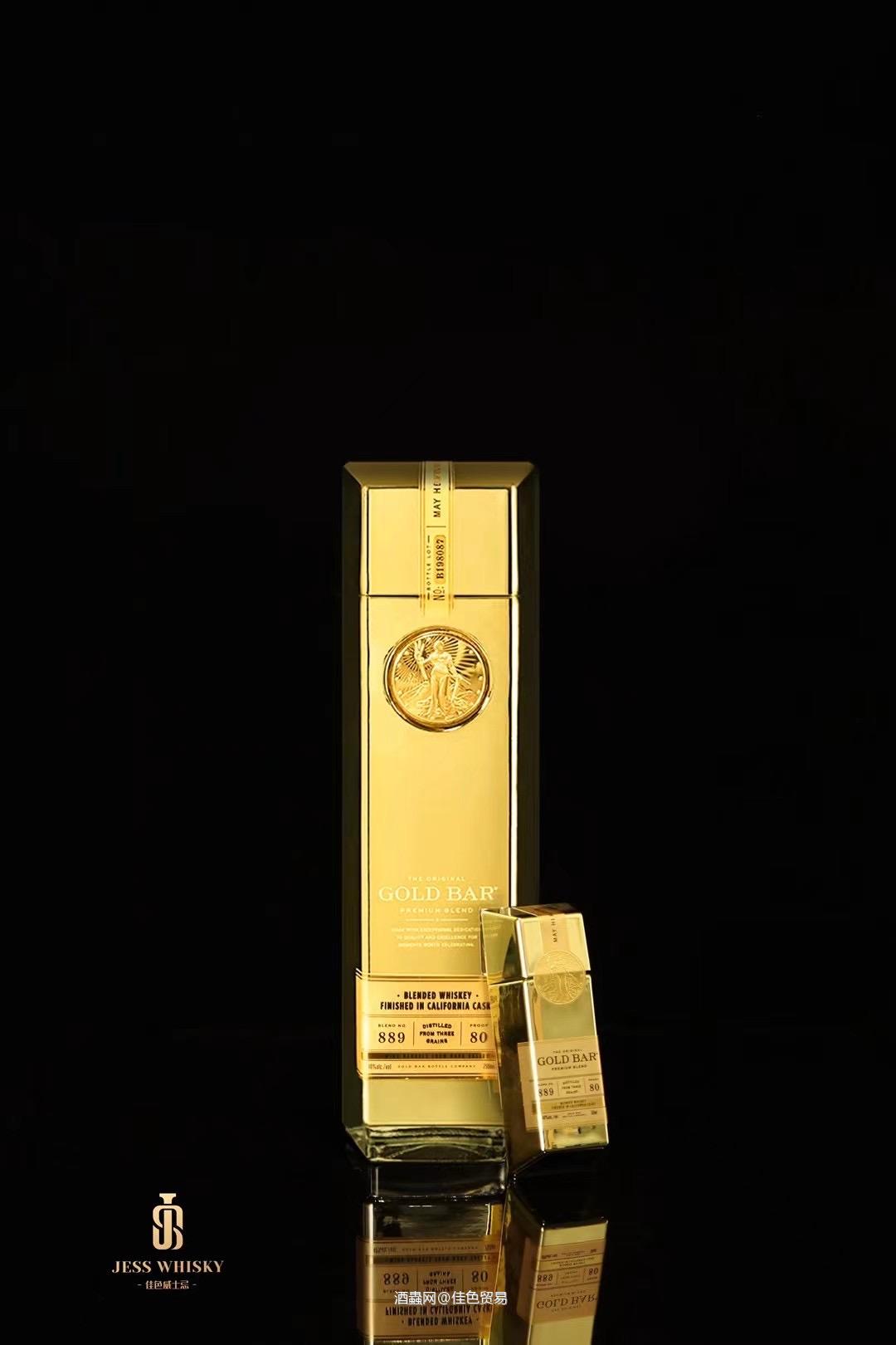 2022年新春好礼，先来一款暴富威士忌～ 这是一款长得像金砖的美国波本谷物威士忌——金砖威士忌。从美国进口，身负幸运女神的暴富祝愿：“愿她的光芒揭示你的财富之路”，自带黄金光环！ 浓浓的甜味香气，只要一打开瓶盖，香气立即会散发到房子的各个角落，喝到嘴里感觉犹如丝绸般滑顺，充满贵气的金黄色酒液，喝过的人都说好。 金黄色的酒液，散发着烧焦的糖、蜜糖的谷物等果园新鲜水果的气息，略带红色浆果炸裂爆发出的香