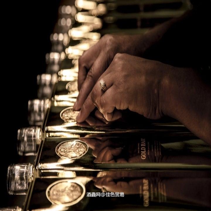 2022年新春好礼，先来一款暴富威士忌～ 这是一款长得像金砖的美国波本谷物威士忌——金砖威士忌。从美国进口，身负幸运女神的暴富祝愿：“愿她的光芒揭示你的财富之路”，自带黄金光环！ 浓浓的甜味香气，只要一打开瓶盖，香气立即会散发到房子的各个角落，喝到嘴里感觉犹如丝绸般滑顺，充满贵气的金黄色酒液，喝过的人都说好。 金黄色的酒液，散发着烧焦的糖、蜜糖的谷物等果园新鲜水果的气息，略带红色浆果炸裂爆发出的香