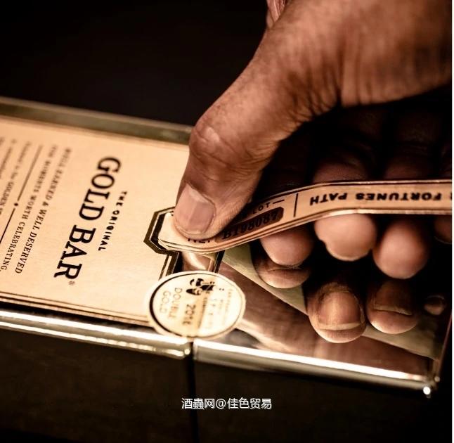 2022年新春好礼，先来一款暴富威士忌～ 这是一款长得像金砖的美国波本谷物威士忌——金砖威士忌。从美国进口，身负幸运女神的暴富祝愿：“愿她的光芒揭示你的财富之路”，自带黄金光环！ 浓浓的甜味香气，只要一打开瓶盖，香气立即会散发到房子的各个角落，喝到嘴里感觉犹如丝绸般滑顺，充满贵气的金黄色酒液，喝过的人都说好。 金黄色的酒液，散发着烧焦的糖、蜜糖的谷物等果园新鲜水果的气息，略带红色浆果炸裂爆发出的香