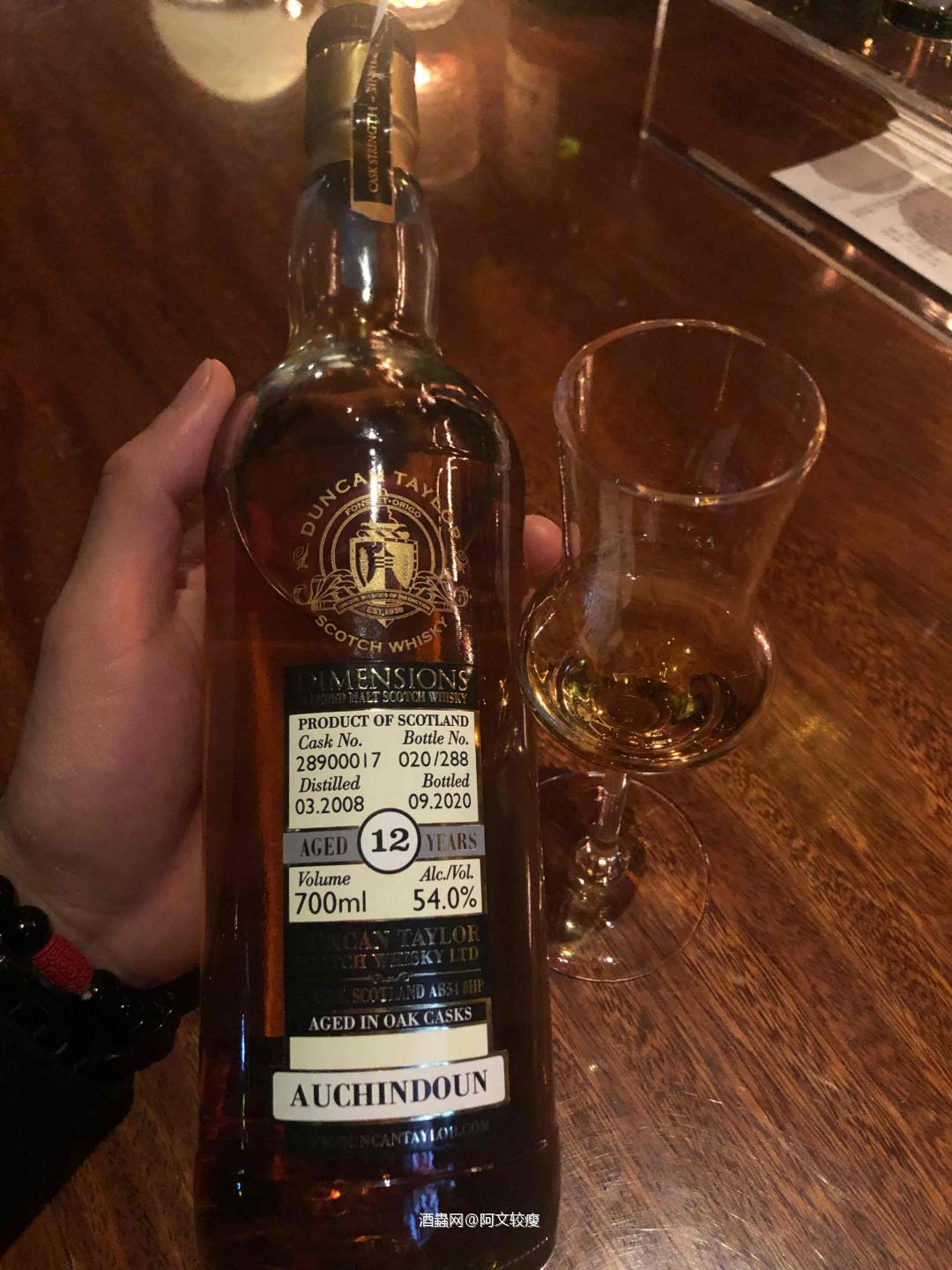 邓肯泰勒 奥金顿12年<p class='p'/>酒体清澈，暗金色，<p class='p'/>闻香：烟熏、茉莉…