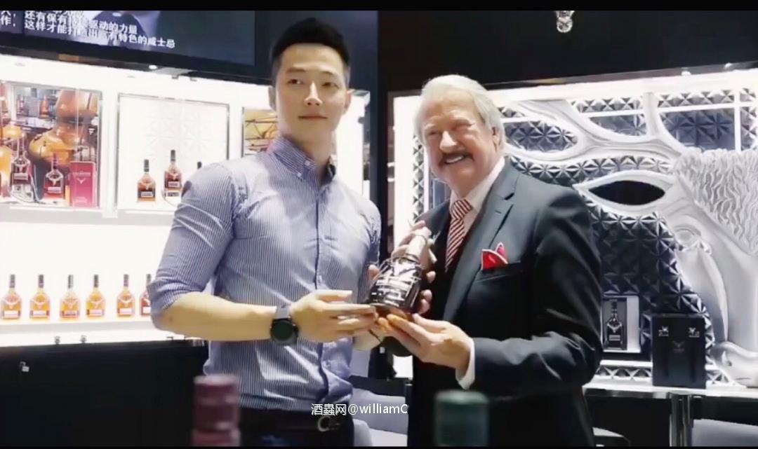 因为疫情已经三年见不着老爷子了，还好之前每年都签了几瓶，积累起来现在看看尤为珍贵