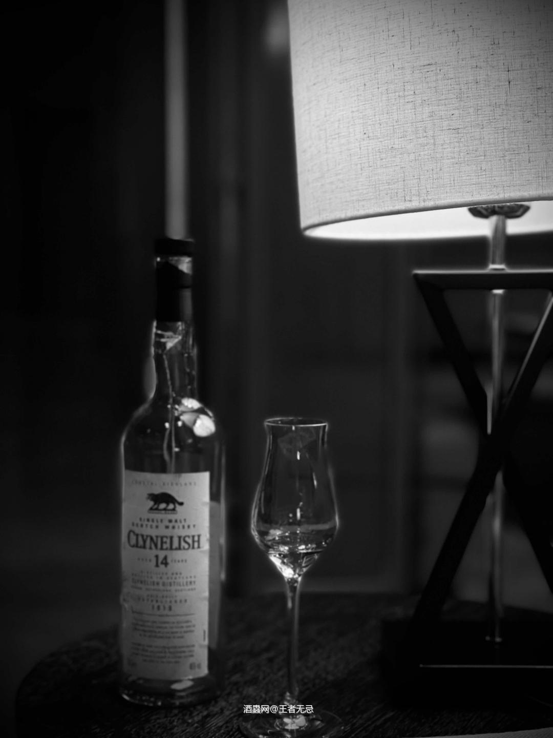 不是喜欢喝酒，只是不想太清醒