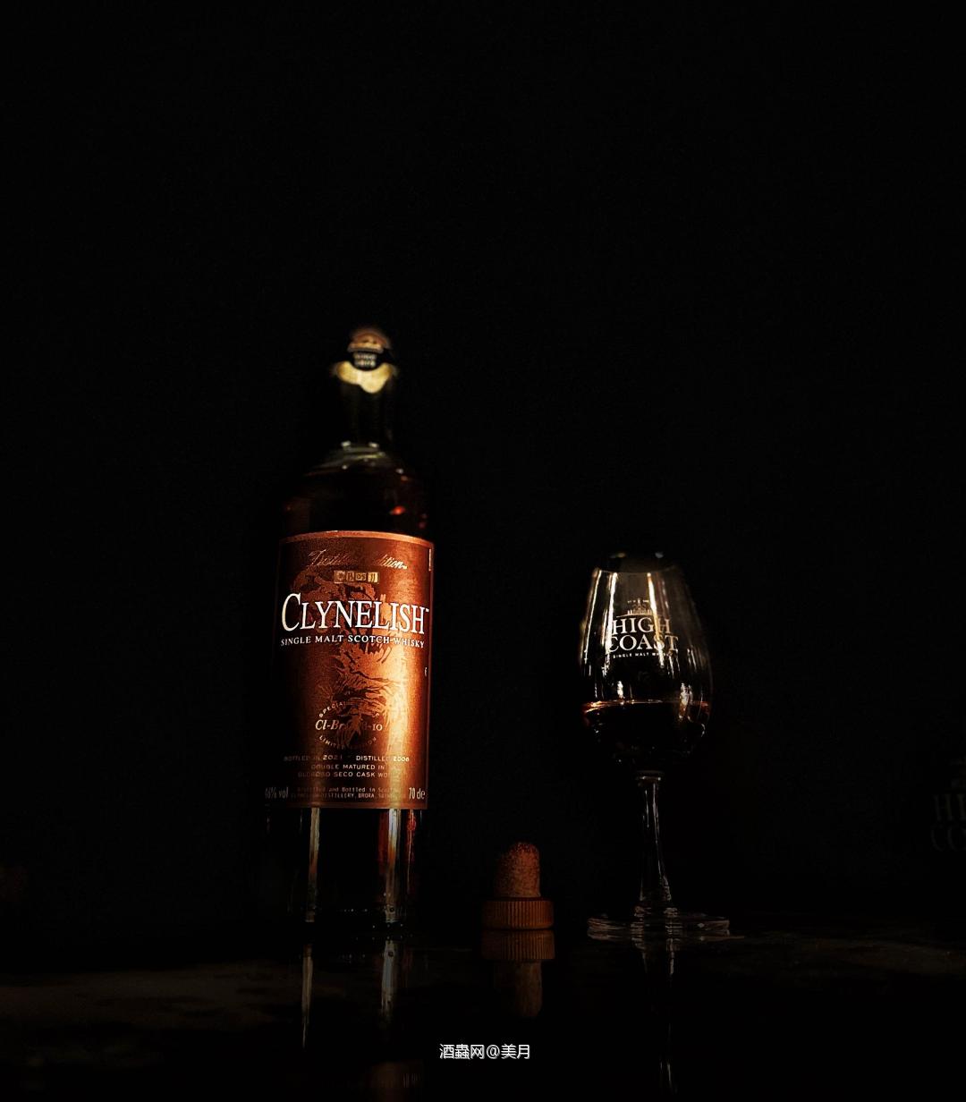 夜气犹浓，黑暗蔽空。 喵咪