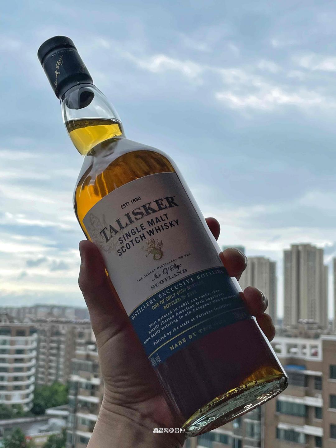 闻香:橙皮、青苹果、菠萝,中后段是铜壁、新鲜皮革、香料,烤干…