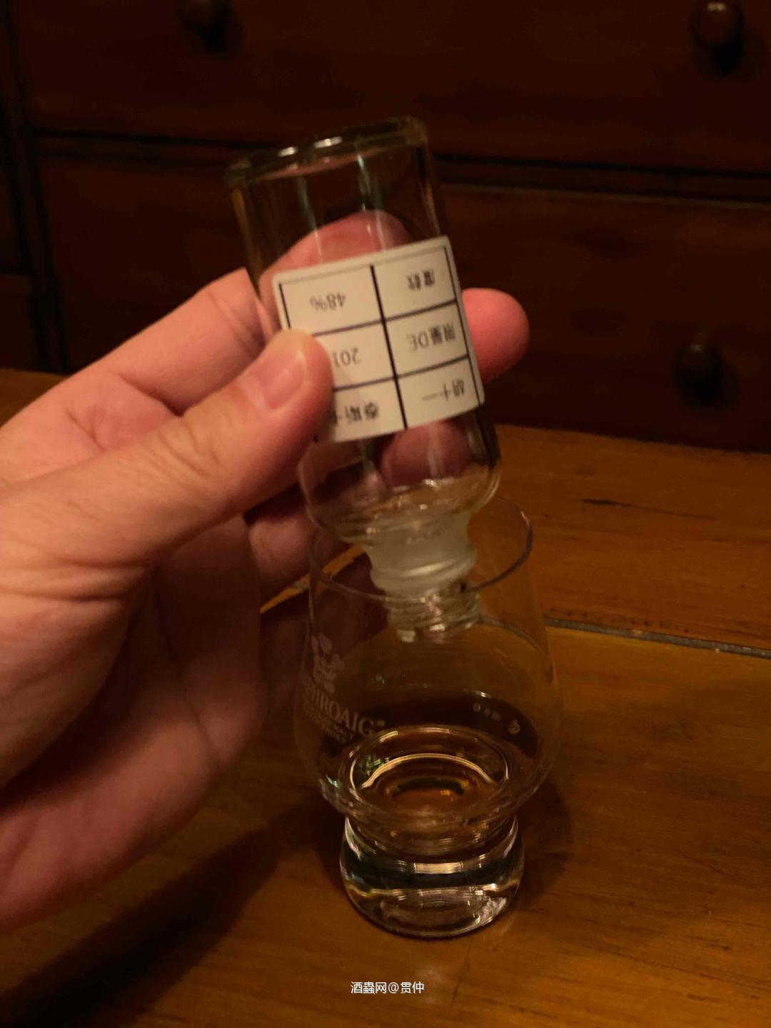 闻香：橙皮、青苹果、菠萝，中后段是铜壁、新鲜皮革、香料，烤干…