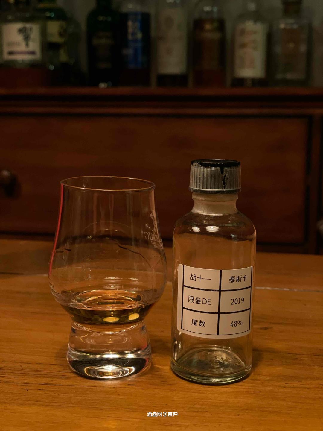 闻香：橙皮、青苹果、菠萝，中后段是铜壁、新鲜皮革、香料，烤干…