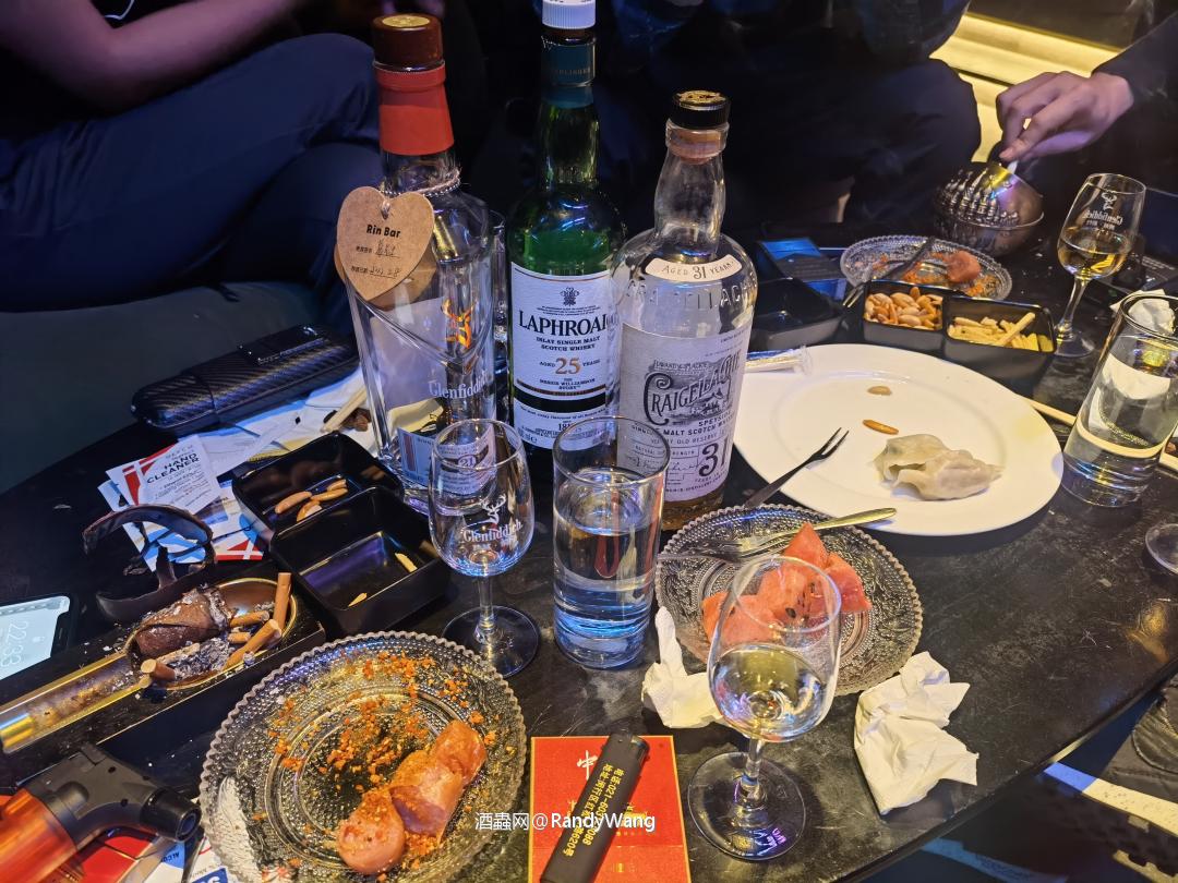 你枉有一杯醉人酒，却解不了半点愁。