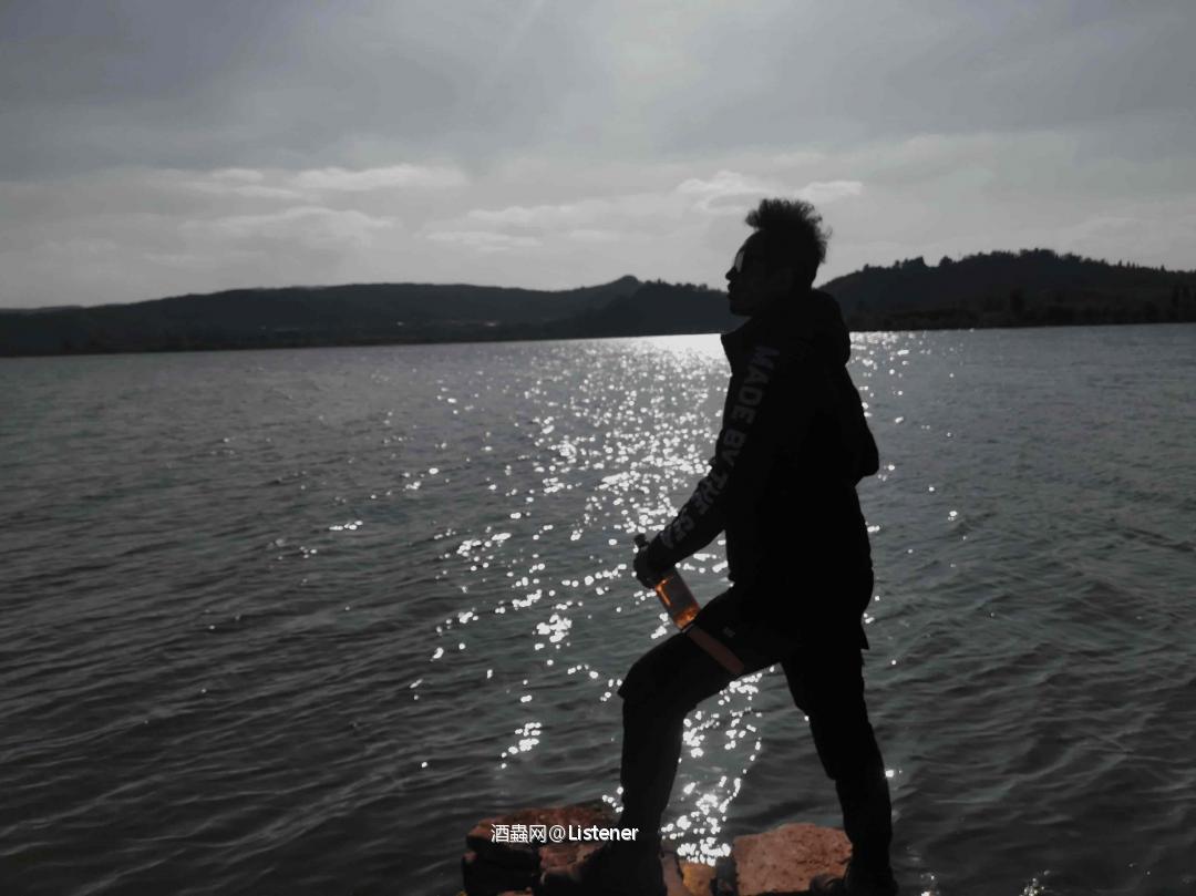 屈身于光的碎屑.