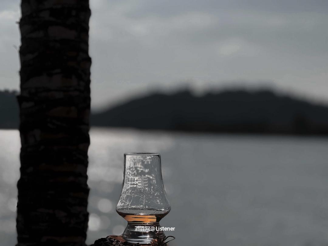 屈身于光的碎屑.