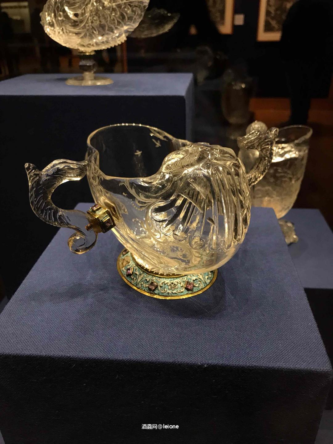 一些酒杯酒具……