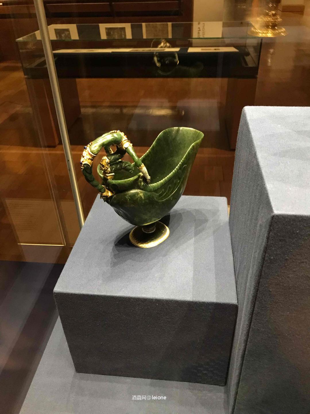 一些酒杯酒具……