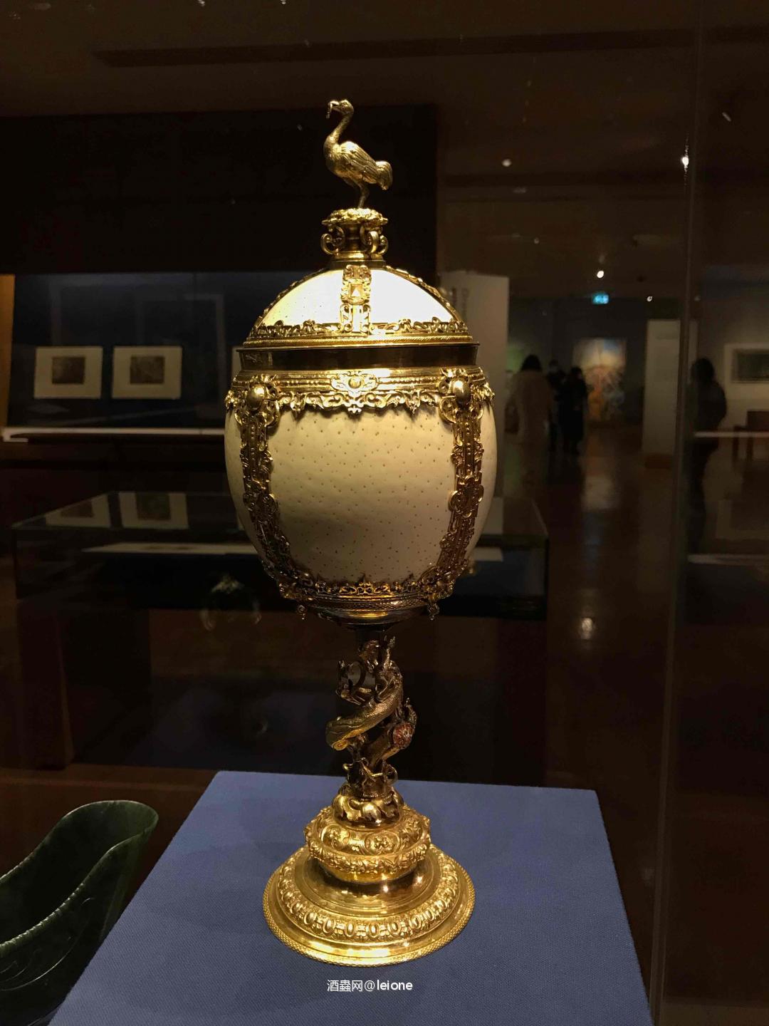 一些酒杯酒具……