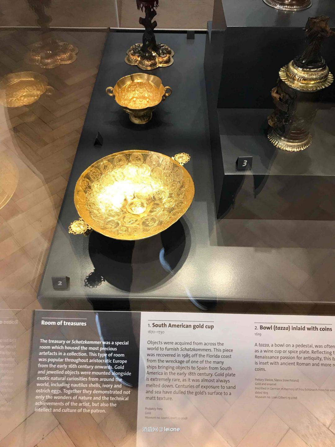 一些酒杯酒具……