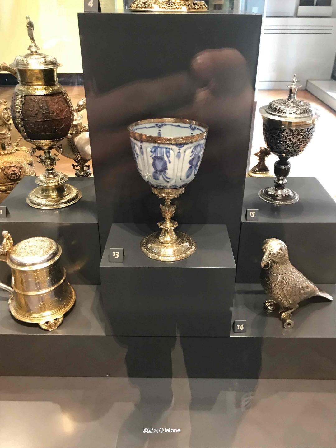 一些酒杯酒具……