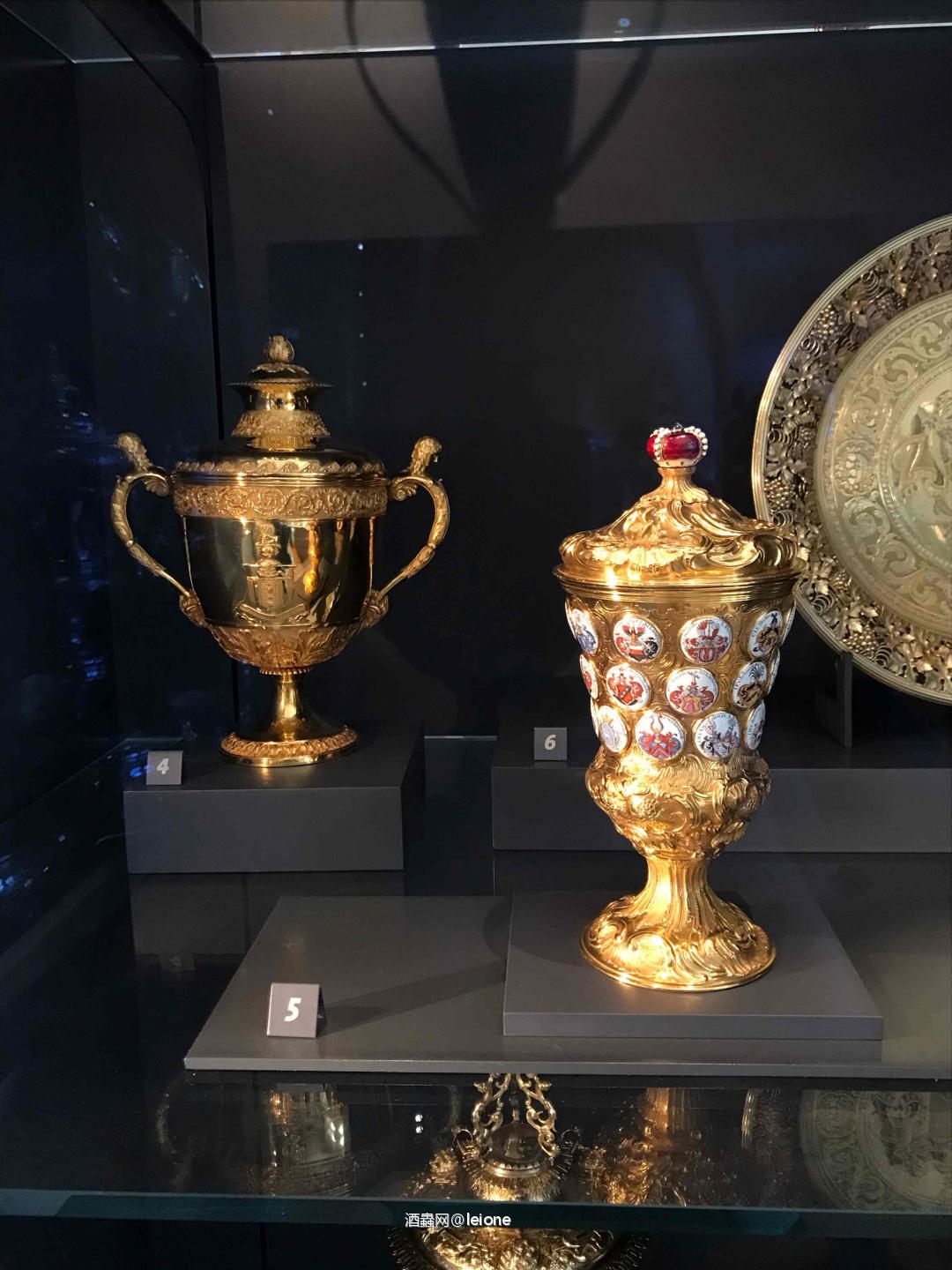 一些酒杯酒具……